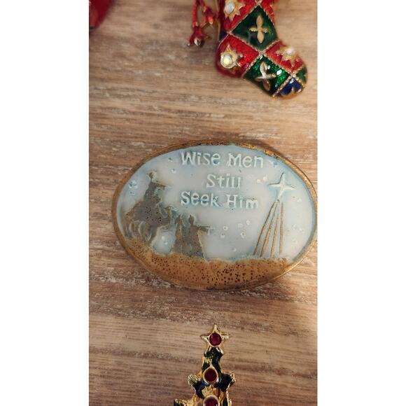 🎄 Vintage Christmas Holiday Brooch Pin Lot – Set of 7 – Festive Jewelry - Picture 6 of 16